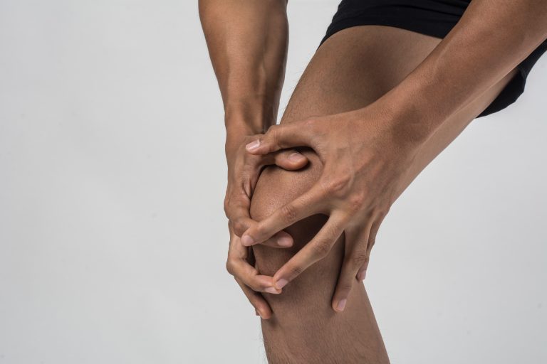 ¿Molestias en rodillas, muñecas o codos? Recupera la movilidad y el equilibrio con sesiones de osteopatía.
